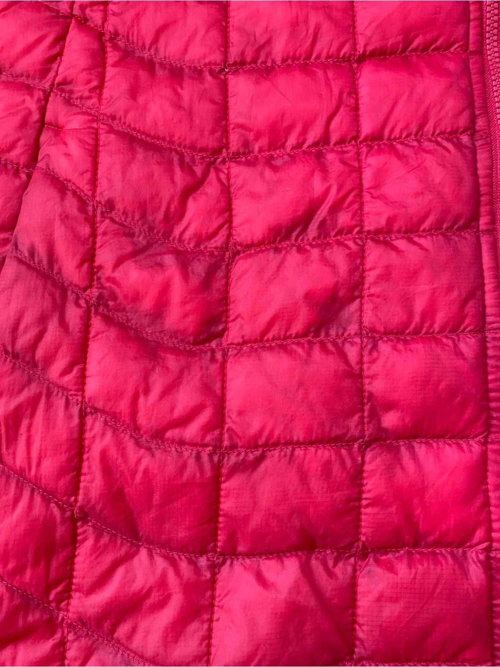 The North Face Thermaball Two-Tone Quilted Hooded Puffer Jacket Burgundy & Red_4